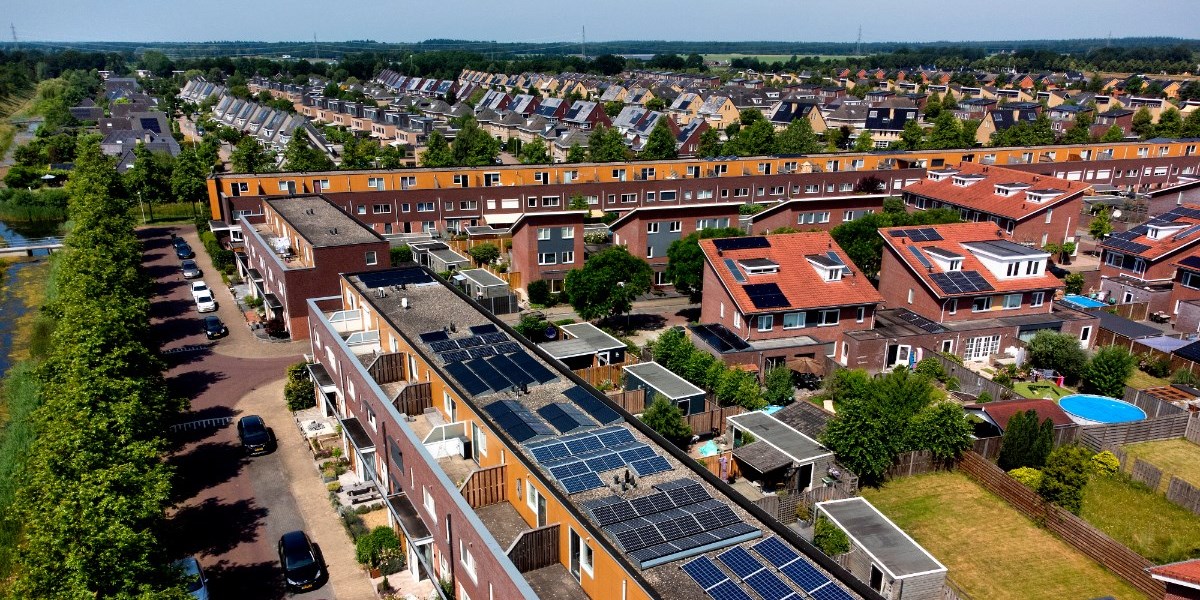 Bovenaanzicht van wijk met zonnepanelen